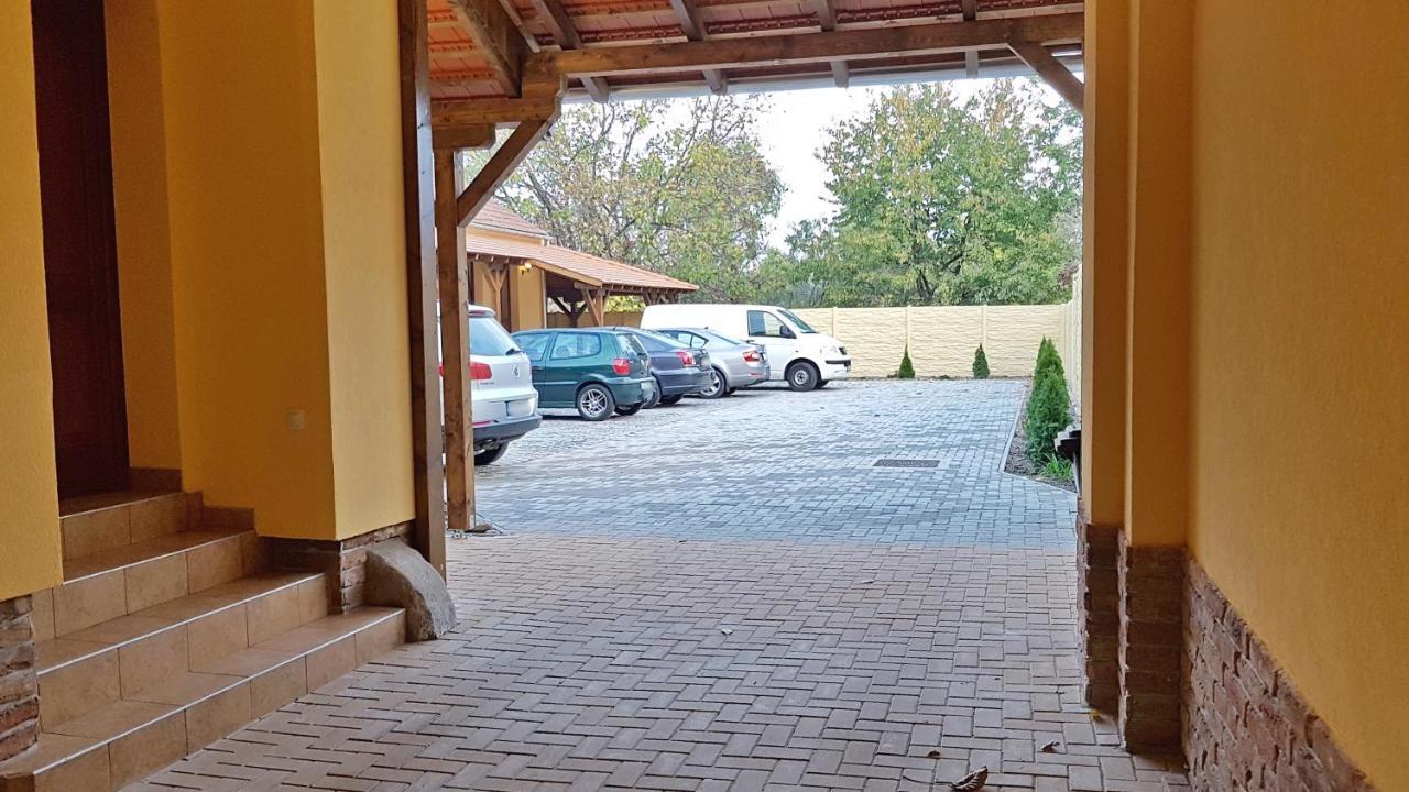 Toscana Apartman Гюла Екстериор снимка