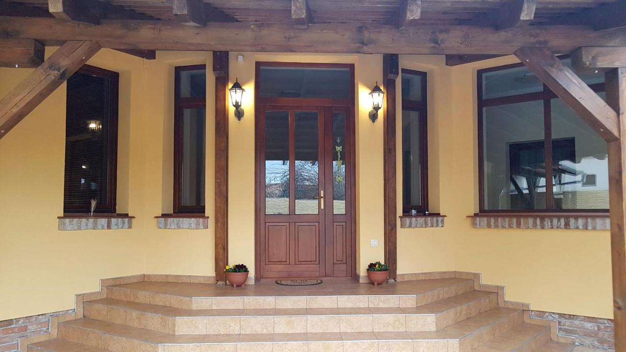 Toscana Apartman Гюла Екстериор снимка