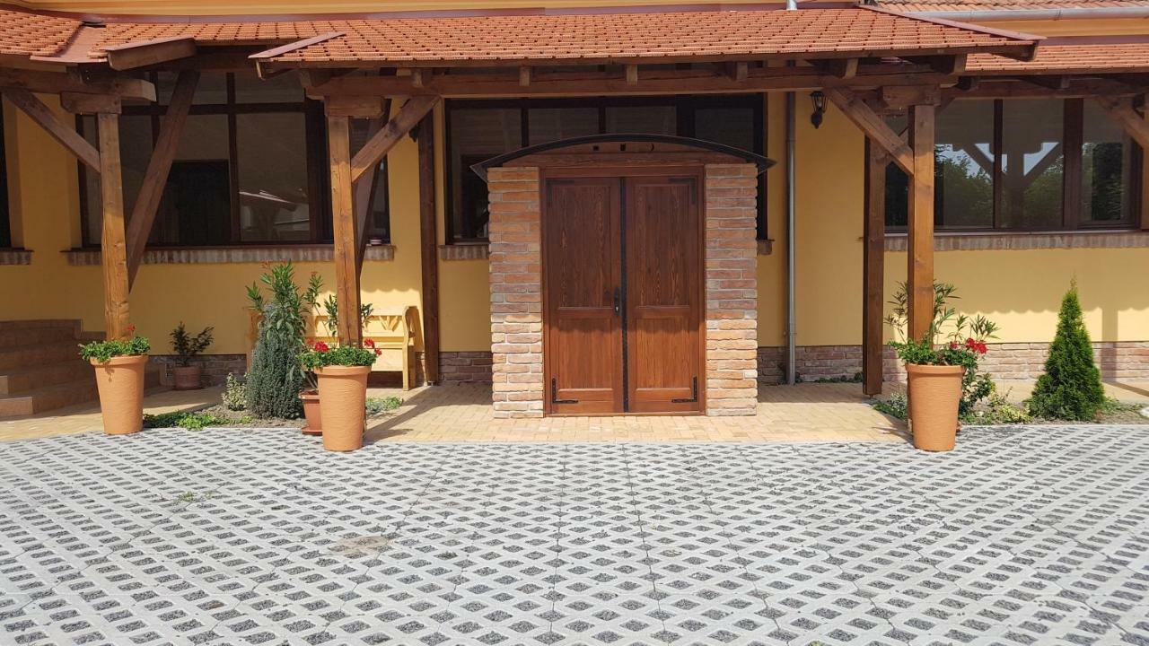 Toscana Apartman Гюла Екстериор снимка