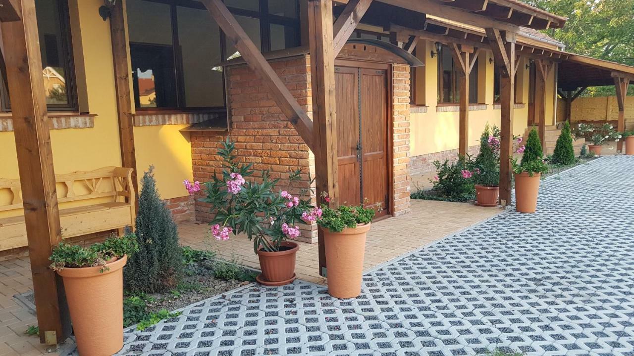 Toscana Apartman Гюла Екстериор снимка