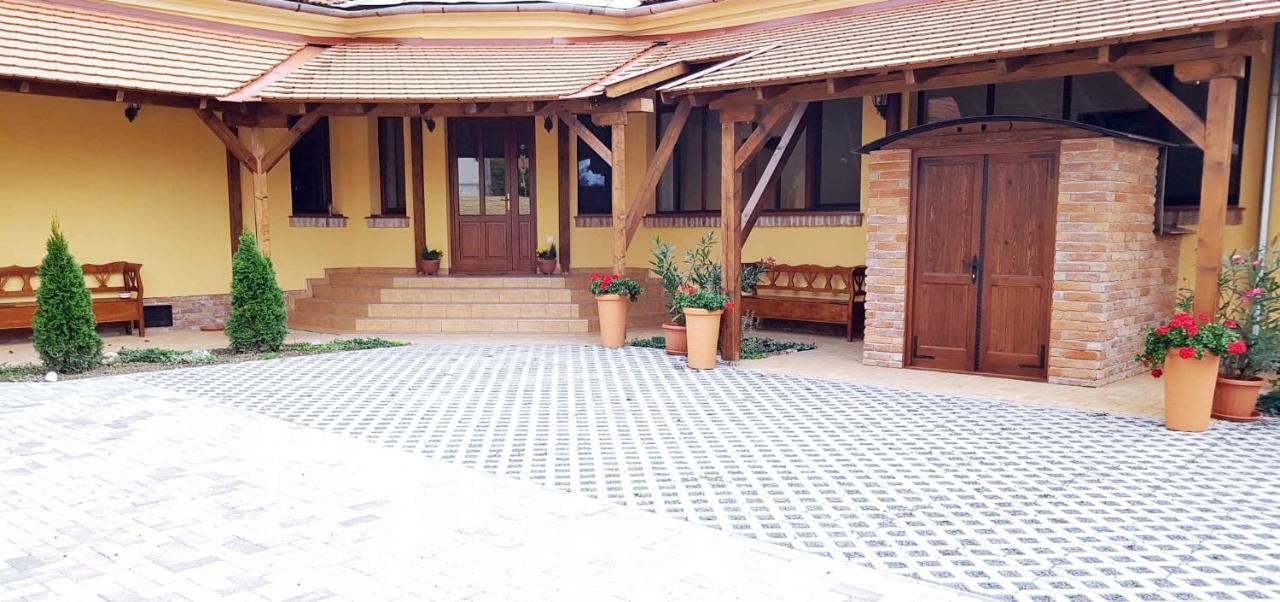 Toscana Apartman Гюла Екстериор снимка