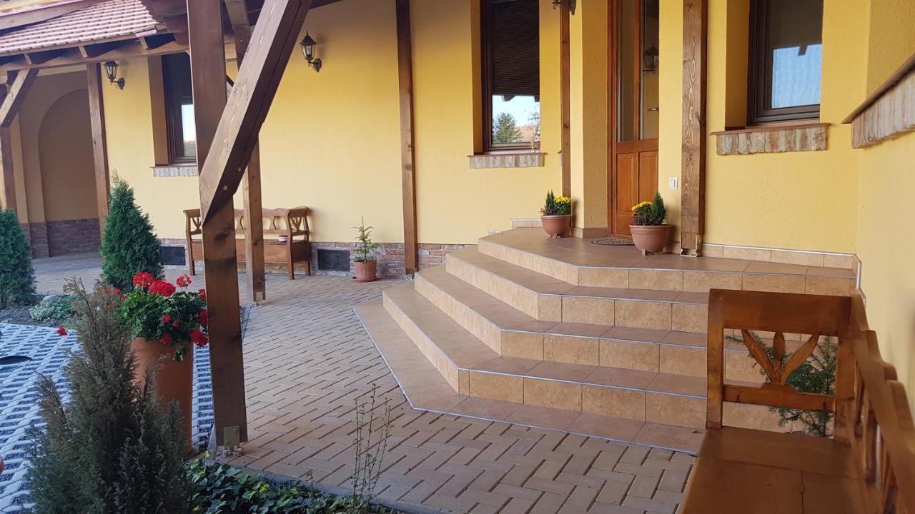 Toscana Apartman Гюла Екстериор снимка