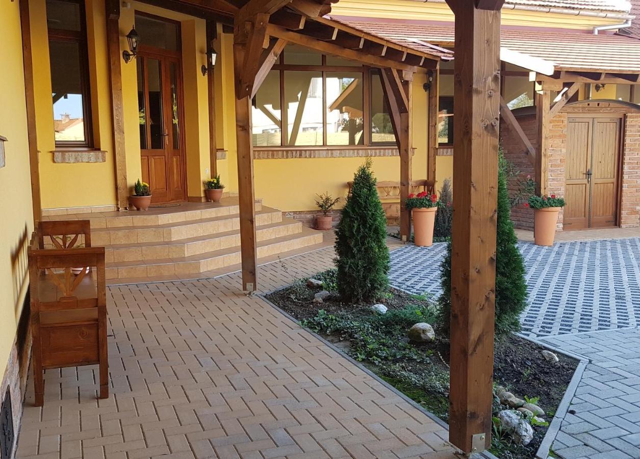 Toscana Apartman Гюла Екстериор снимка